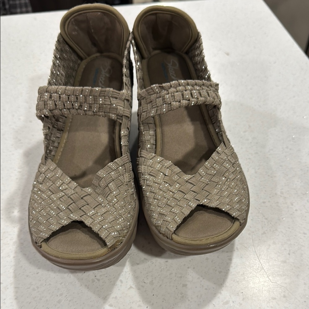 Skechers Tan Woven Sandals with Open-Toe Design and sparkles, size 7.5, GUC